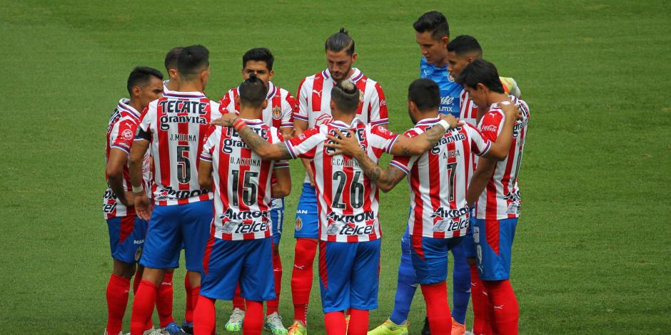 Jugadores del Guadalajara antes de su partido contra el Mazatlán FC en la Fecha 12 de la Liga MX.