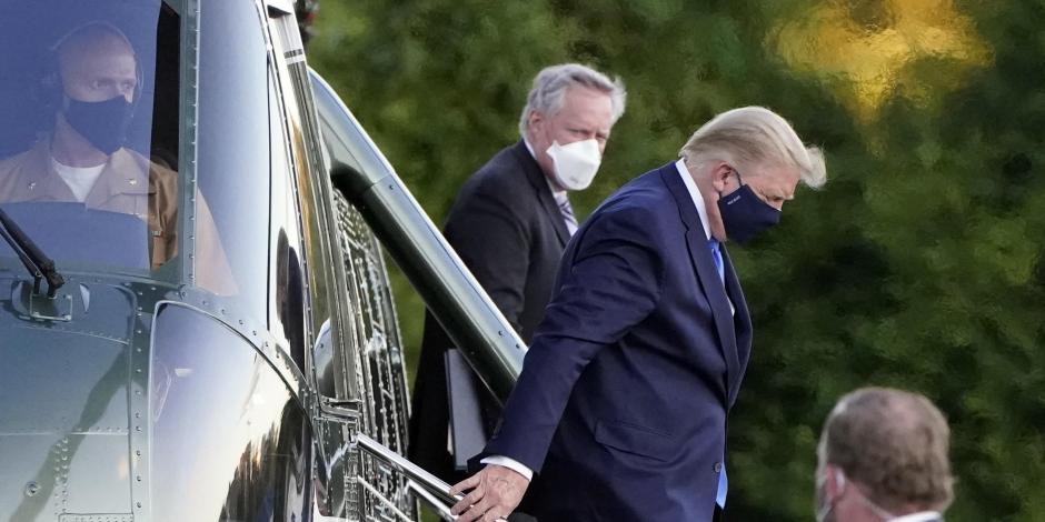 Trump, bajando del helicóptero Marine One a su llegada al Centro Médico Militar Walter Reed en Bethesda, Maryland, el viernes.