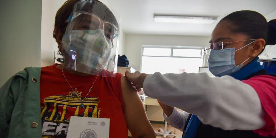 Una mujer se vacuna contra la influenza en el Estado de México.