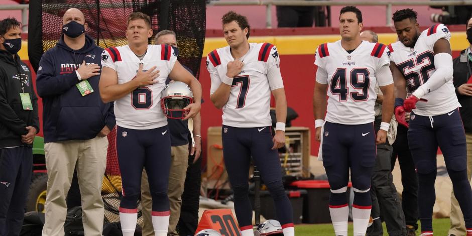 Jugadores de Patriots durante el himno de Estados Unidos antes de su duelo contra Chiefs el lunes pasado.