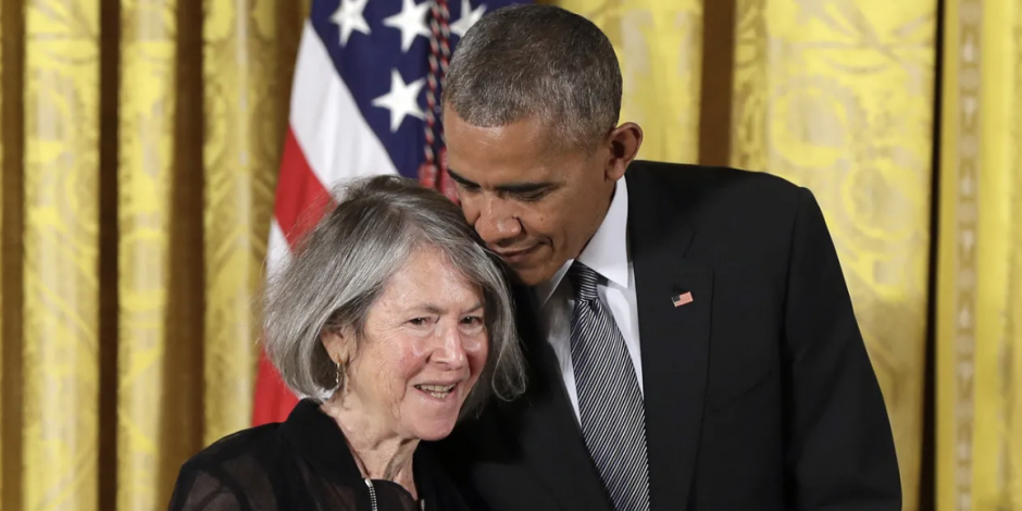 La poeta Louise Glück, junto al expresidente Barack Obama, al recibir la Medalla Nacional de Humanidades de 2015 en la Casa Blanca.