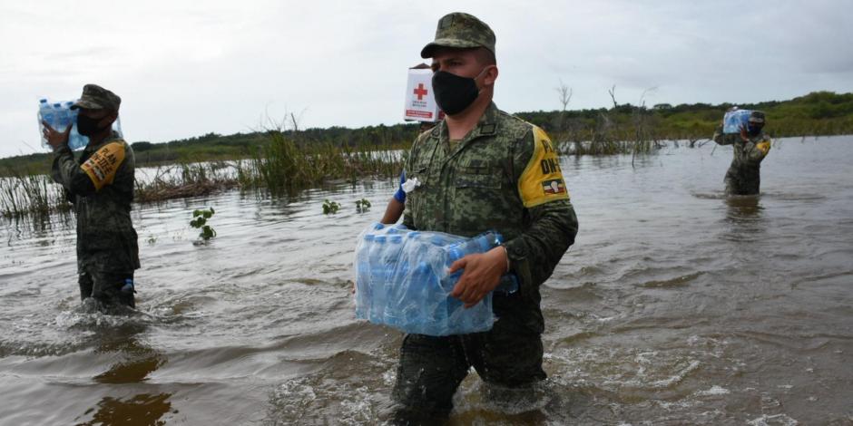 Elementos del Ejercito Mexicano llevaron ayuda al poblado de Chemblas ya que se encuentra inundado debido a las lluvias provocadas por Delta.