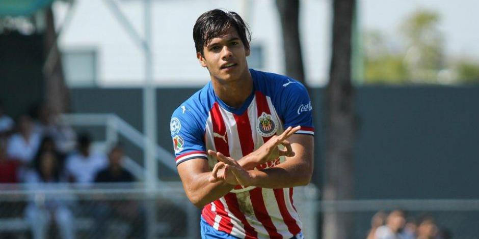 Luis Puente festeja un gol con la Sub 20 de Chivas el mes pasado.