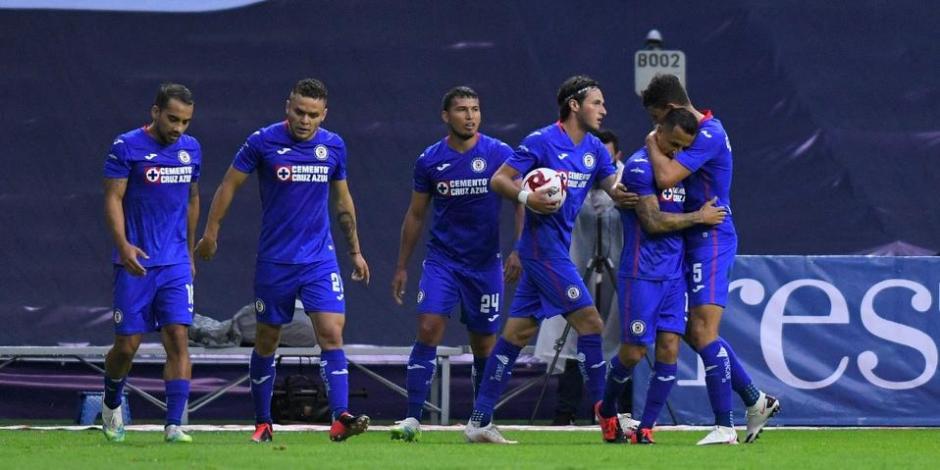 Jugadores de Cruz Azul festejan un gol en el Torneo Guard1anes 2020.