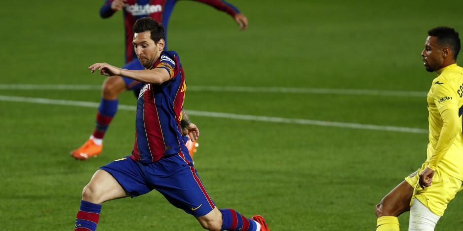 Lionel Messi avanza con el balón frente a Francis Coquelin del Villareal durante el partido de la Liga de España, el pasado 27 de septiembre.