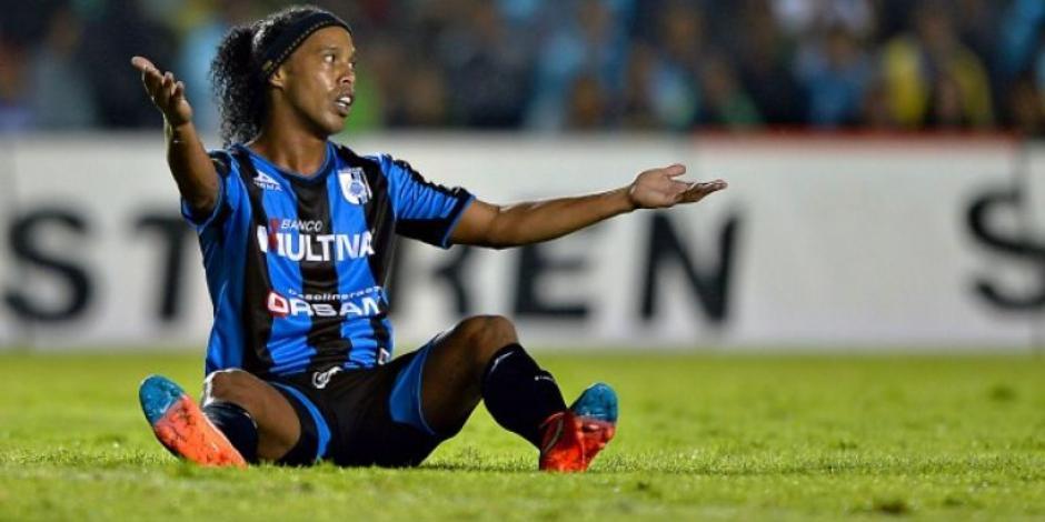 Ronaldinho se lamenta durante un juego por su paso con el Querétaro en la Liga MX.