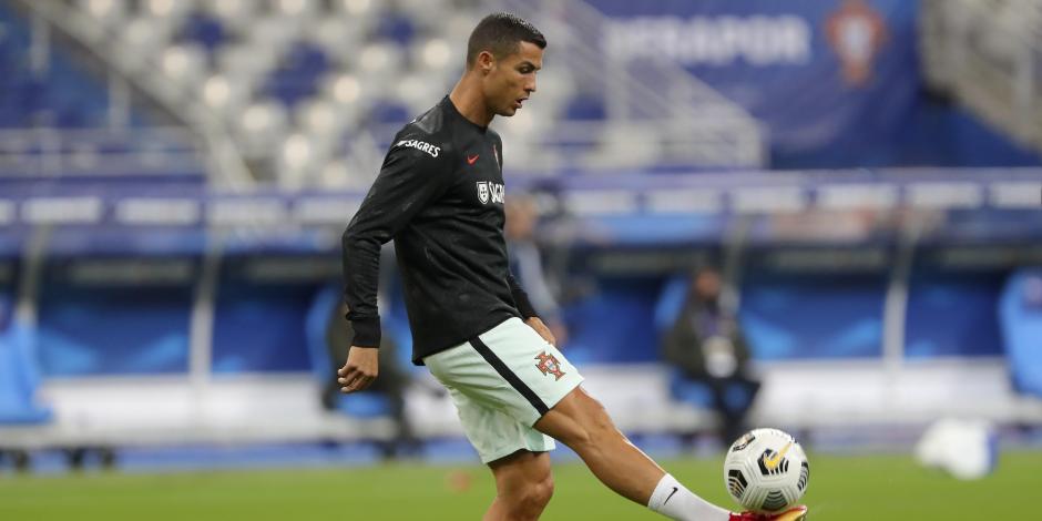 Cristiano Ronaldo controla el balón en el calentamiento antes del juego entre Portugal y Francia en la UEFA Nations League el pasado domingo.