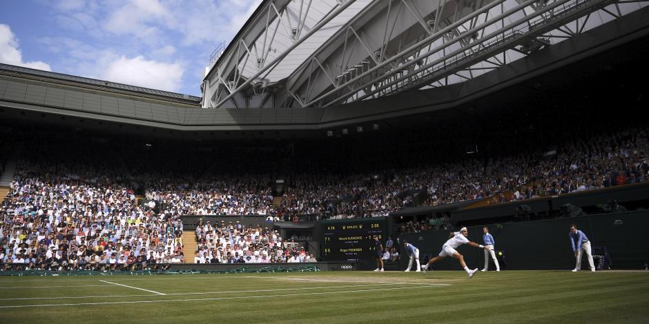 Roger Federer y Novak Djokovic disputaron la final varonil en Wimbledon en la edición del año pasado.