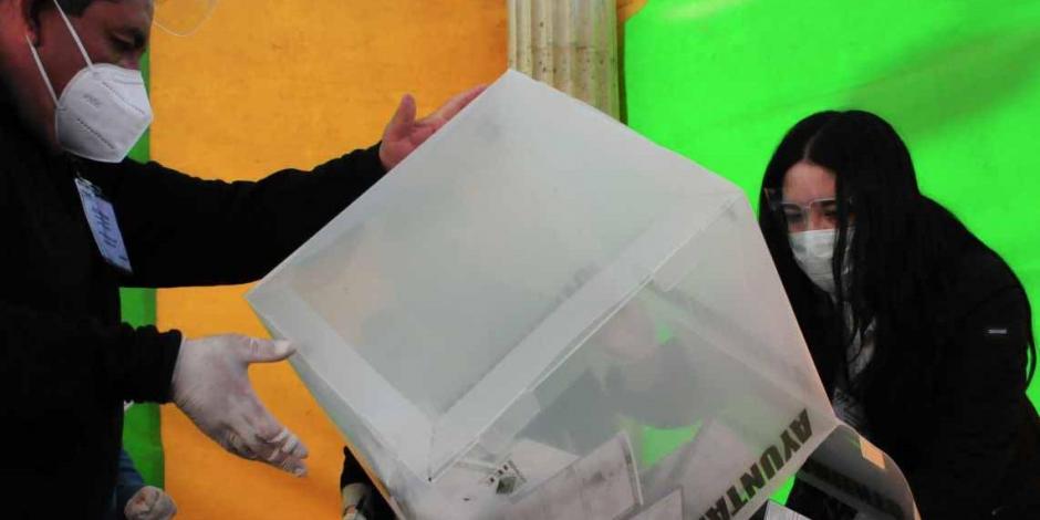 Funcionarios electorales realizan los primeros conteos tras las elecciones en Hidalgo, el pasado 18 de octubre.
