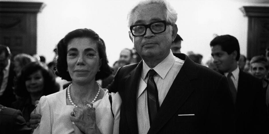 Alí Chumacero, en 1987, al recibir un reconocimiento.