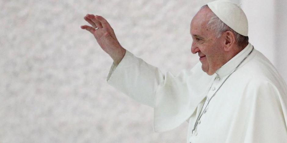El Papa saluda a la gente después de la audiencia general semanal, ayer.