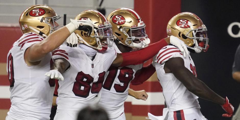 Jugadores de 49ers celebran una anotación en el juego contra Rams en la Semana 6 de la NFL.