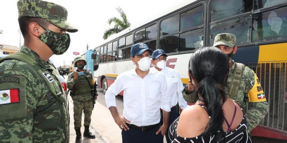 El gobernador Mauricio Vila (centro) supervisa la evacuación en zonas de riesgo por el huracán "Zeta", ayer.