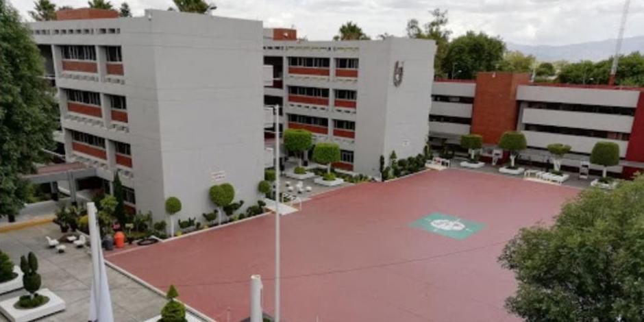 Plaza roja del Centro de Estudios Científicos y Tecnológicos número 13.