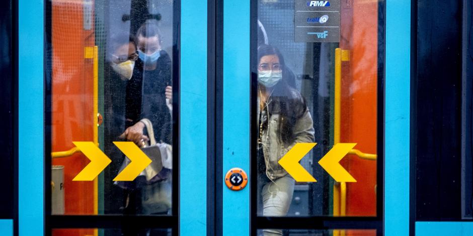 Pasajeros con mascarilla entran al metro en Fráncfort, Alemania,