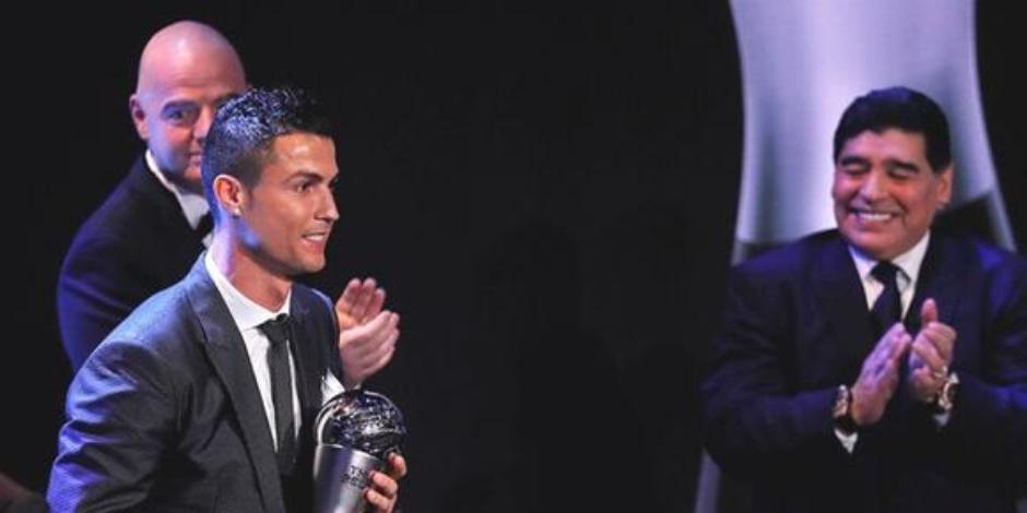 Cristiano Ronaldo y Maradona durante la ceremonia de los premios The Best en 2017.