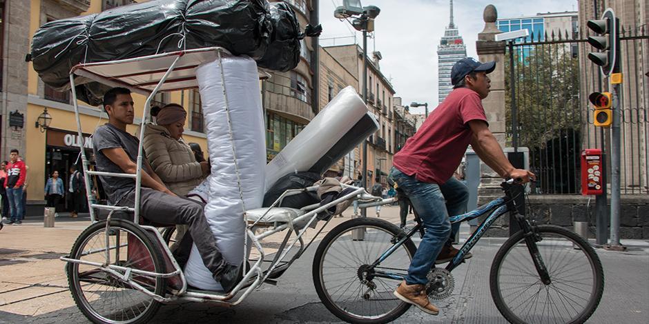 En la imagen de archivo, una pareja transporte mercancía en un bicitaxi a través del Centro Histórico de la Ciudad de México.