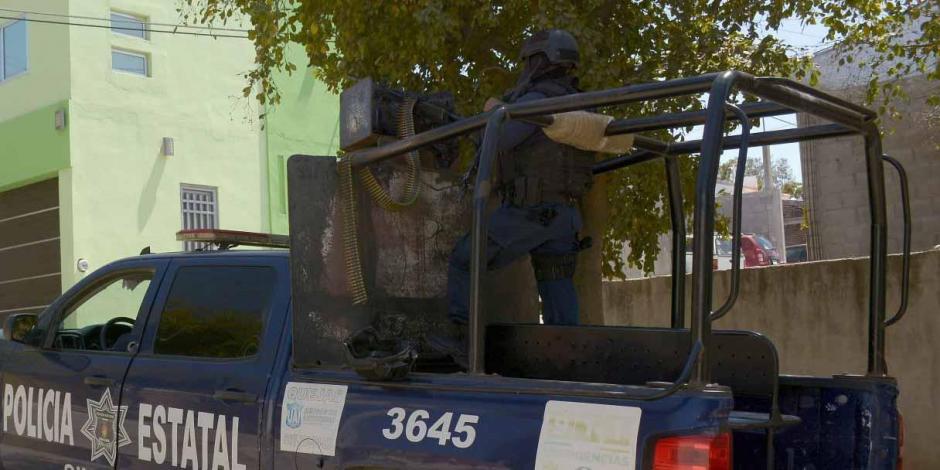 Elementos policiacos resguardan una escena del crimen en Sinaloa.