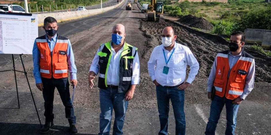 El gobernador Enrique Alfaro (con cubrebocas azul) supervisa los avances en materia de infraestructura carretera.