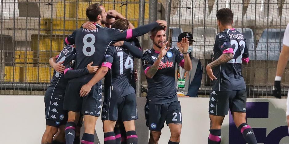 Futbolistas del Napoli festejan un gol ante el Rijeka en la Europa League.