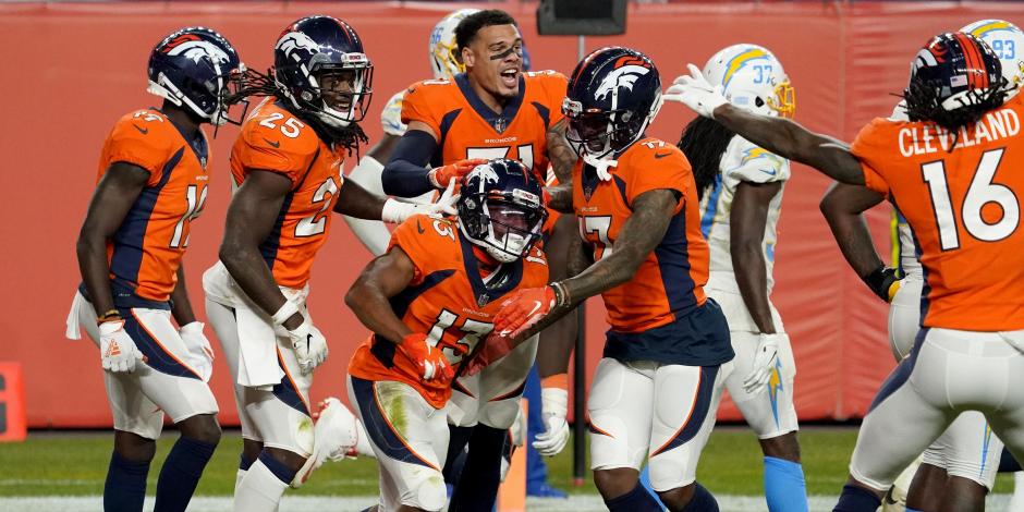 Jugadores de los Broncos durante su juego contra Chargers en la Semana 8 de la NFL.