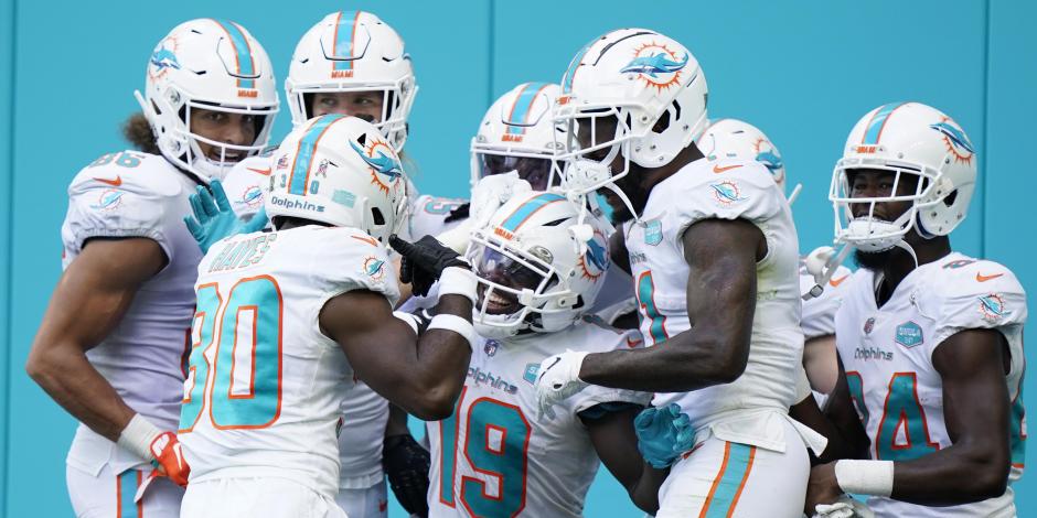 Integrantes de los Dolphins festejan un touchdown contra Rams en la Semana 8 de la NFL.