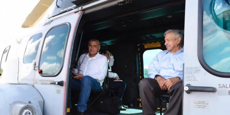El Presidente de México y el gobernador de Tabasco, previo al sobrevuelo por la demarcación.