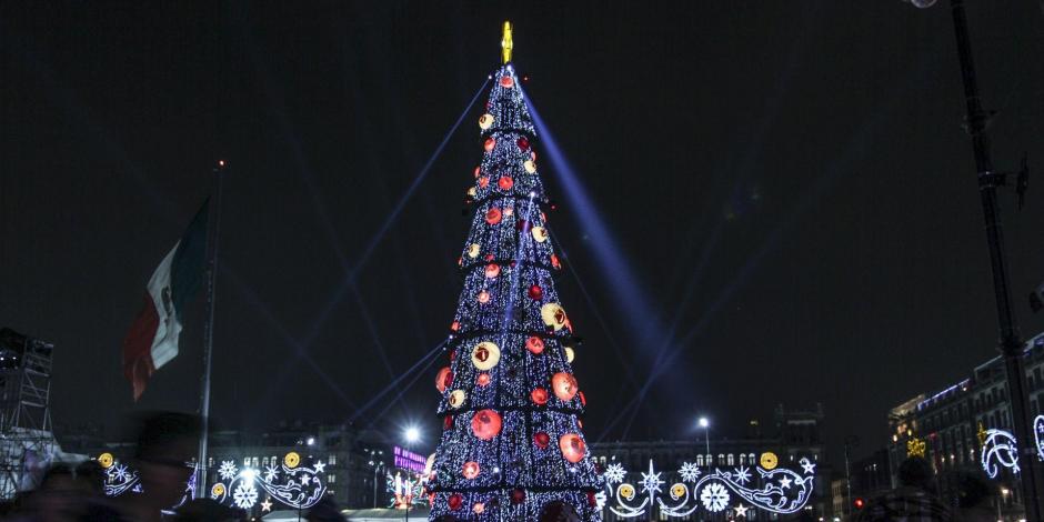 Un árbol de Navidad de 20 metros de altura, en el Zócalo de la Ciudad de Méxic.