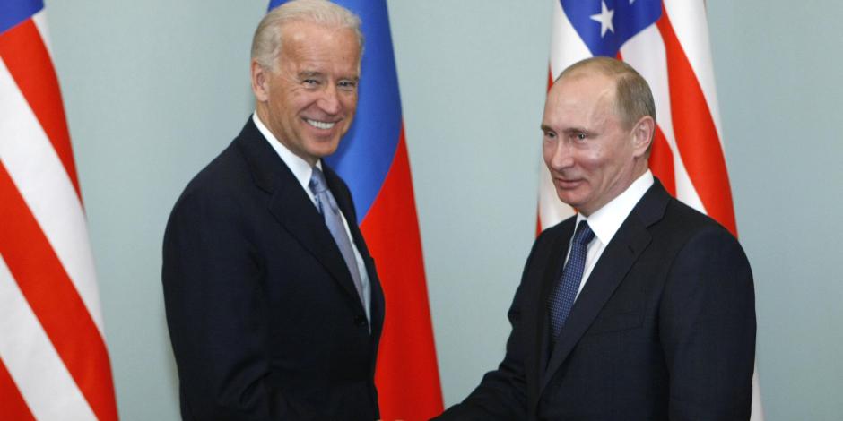 (Izq. a der.) Joe Biden, estrecha la mano del mandatario ruso Vladimir Putin, en Moscú, el 10 de marzo de 2011.
