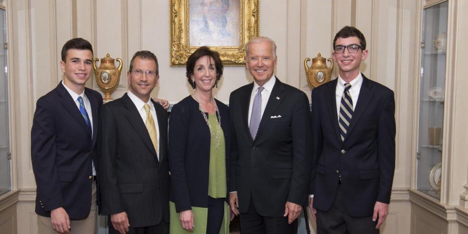 Al centro, Roberta Jacobson y Joe Biden