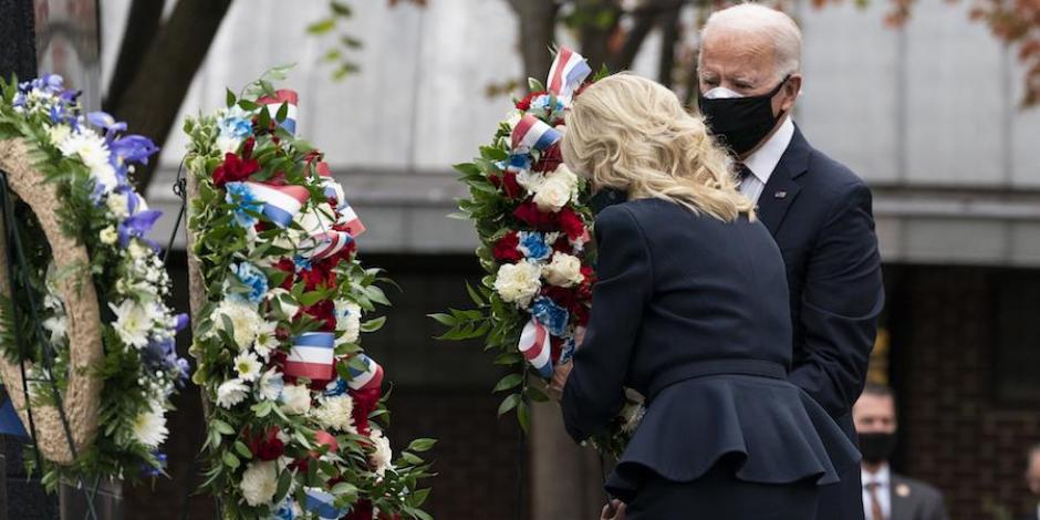 Biden y su esposa Jill (derecha) colocan una ofrenda floral en  el Monumento a la Guerra de Corea, en Filadelfia.