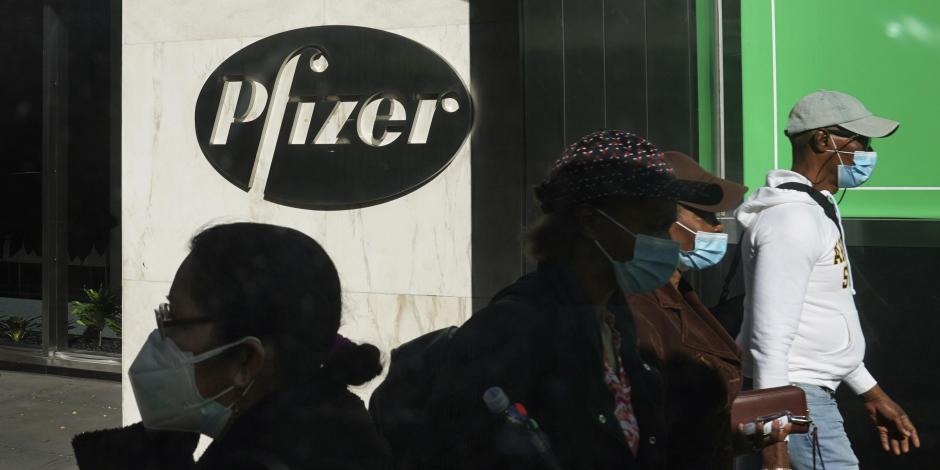 Los peatones pasan por la sede mundial de Pfizer en Nueva York, el 9 de noviembre de 2020.