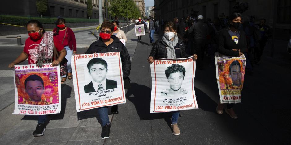 Familiares de los 43 estudiantes de Ayotzinapa, el 10 de julio de 2020.