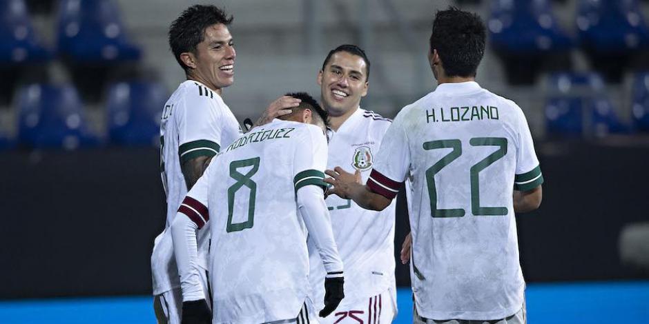 Jugadores de México celebran una anotación en la Fecha FIFA de noviembre de 2020.