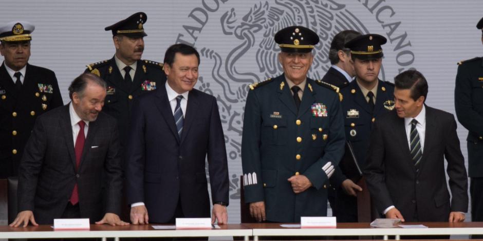 Al centro, Migue Ángel Osorio Chong y Salvador Cienfuegos