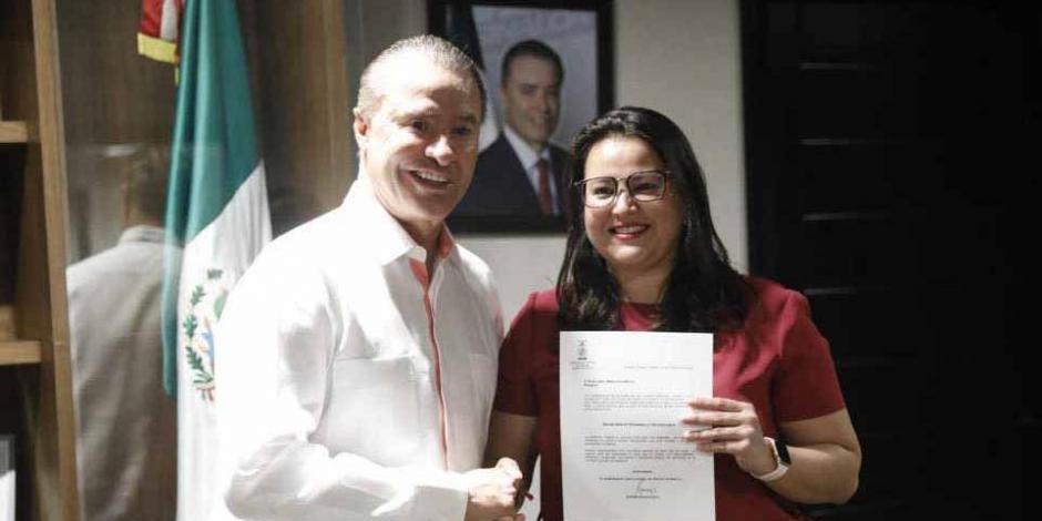 Quirino Ordaz presenta a Rosa Isabel Mendoza como secretaria de Desarrollo Sustentable.