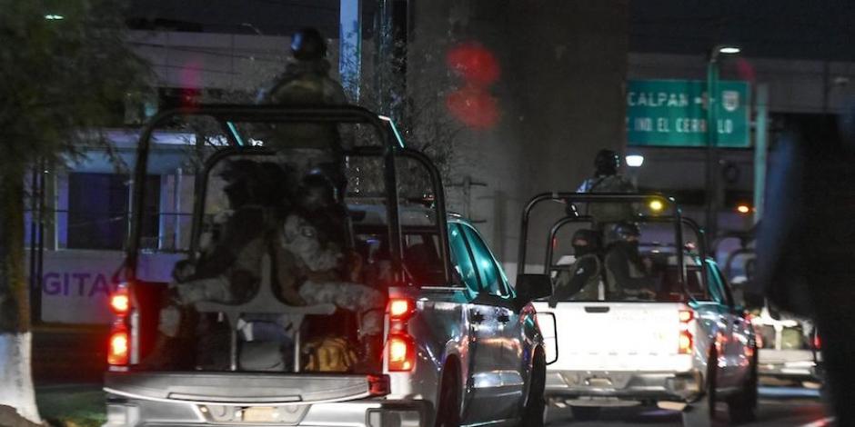 Elementos de seguridad resguardan los alrededores del Aeropuerto de Toluca, tras el arribo del militar en retiro, ayer.