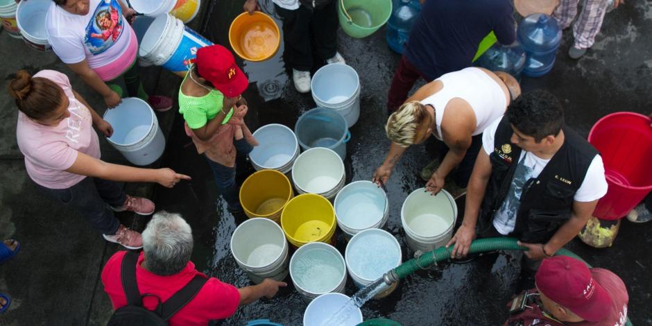 (Archivo) Personas de Iztapalapa acumulan agua en cubetas, ante la falta de agua.