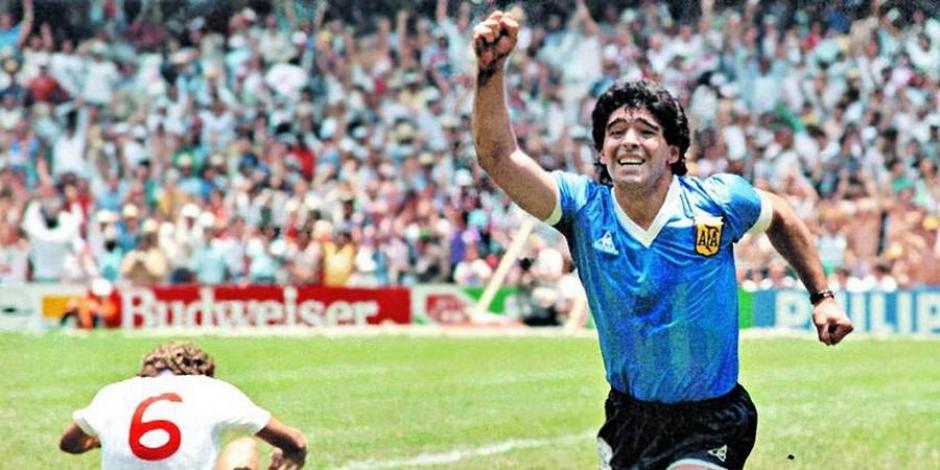 Diego Armando Maradona en un duelo con la Selección Argentina.