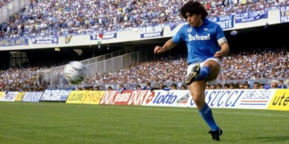 Diego Armando Maradona en un partido con el Napoli