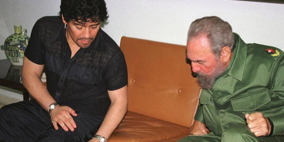 Maradona muestra a Castro su rostro tatuado en su pierna mágica, en 2001.