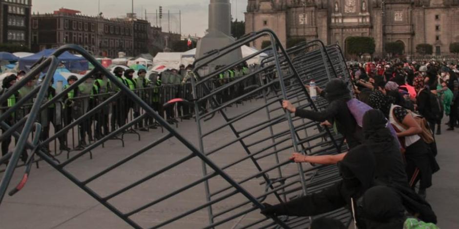 Manifestantes retiraron las vallas metálicas para entrar al plantón.