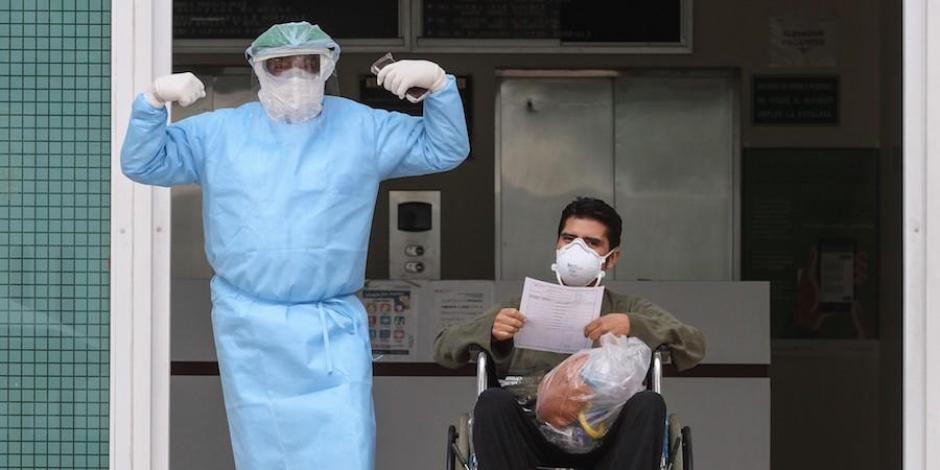 Un trabajador de salud acompaña a un enfermo dado de alta en el Hospital Ajusco Medio, en julio.