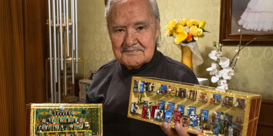 Alfredo Velázquez Lona muestra algunos de sus trabajos en su casa