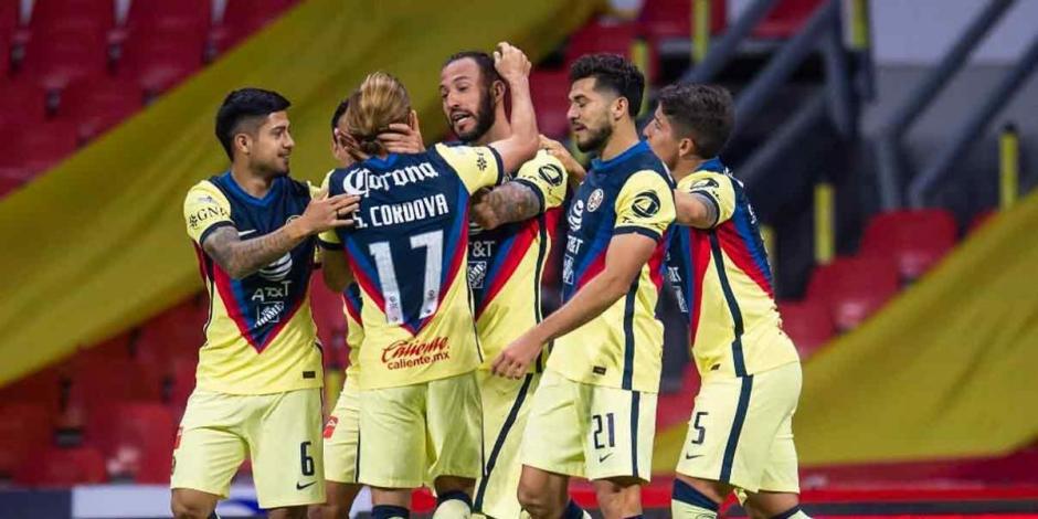 Futbolistas del América festejan un gol en el Torneo Guard1anes 2020 de la Liga MX.