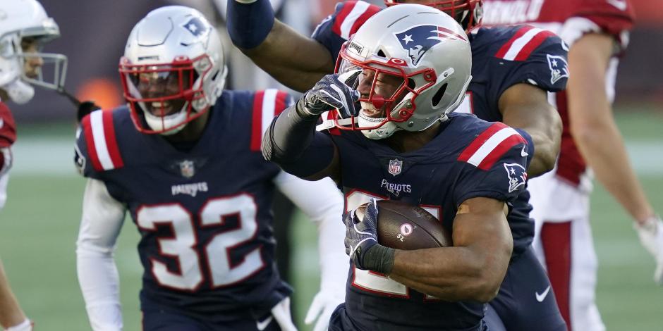 Jugadores de los Patriots festejan una anotación contra Cardinals en la Semana 12 de la NFL.
