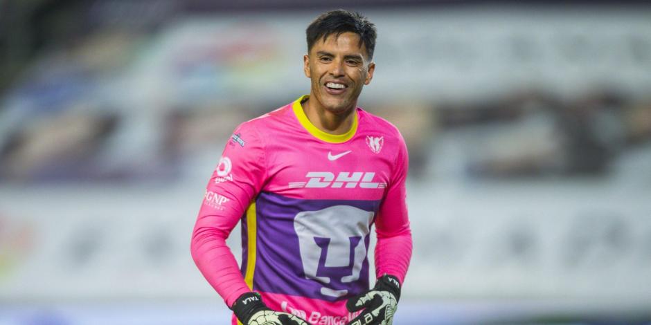 Alfredo Talavera celebra un gol de Pumas en el Torneo Guard1anes 2020 de la Liga MX.