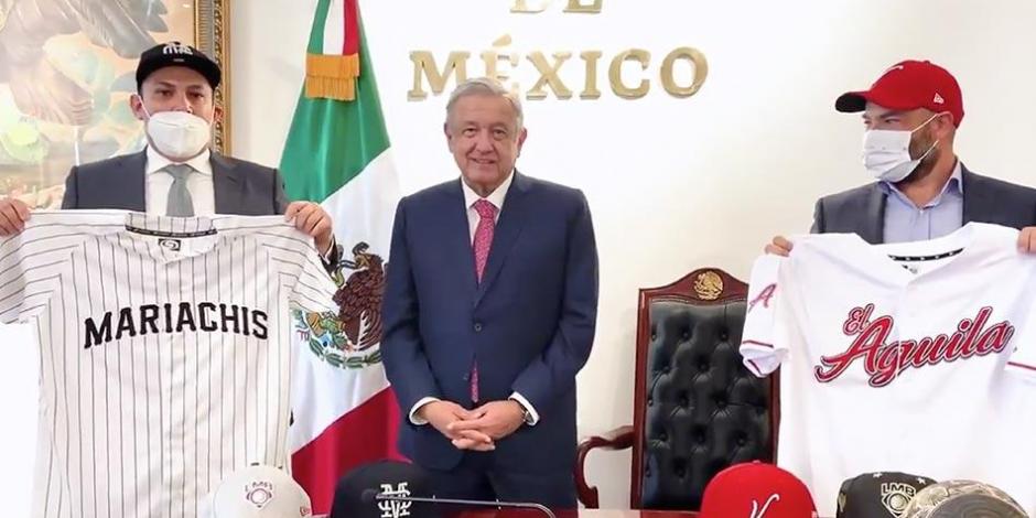 Andrés Manuel López Obrador da la bienvenida a los nuevos equipos de la LMB.
