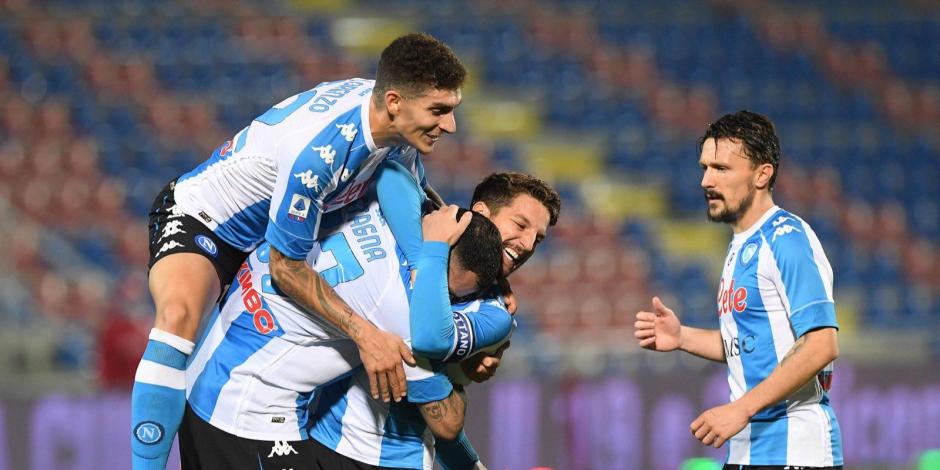 Jugadores del Napoli festejan un gol contra el Crotone en la Serie A de Italia.