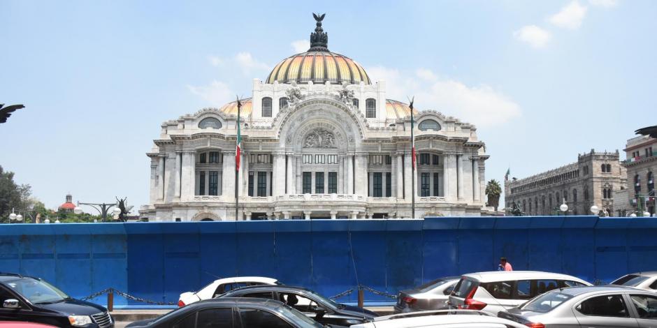El Palacio de Bellas Artes bloqueado por vayas, el día de su reapertura
